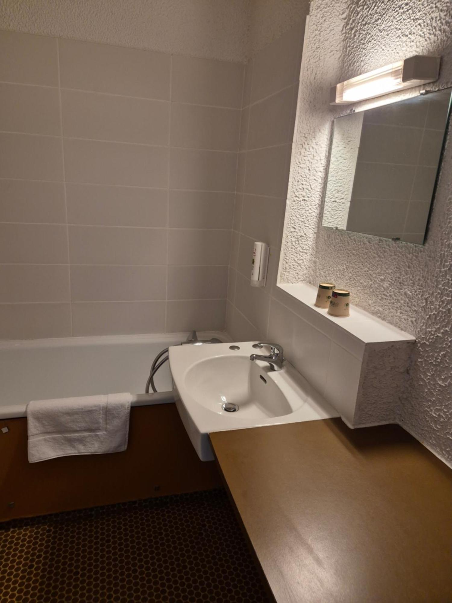 Hotel Le Шалан Екстериор снимка